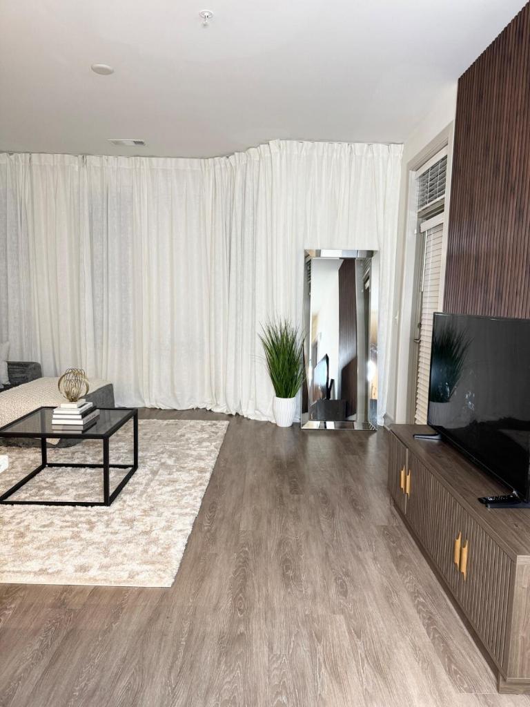 2 BR LUX Apartment In Raleigh image