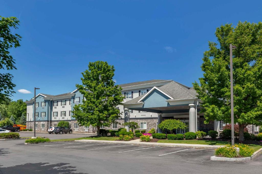 Comfort Inn & Suites East Greenbush - Albany image