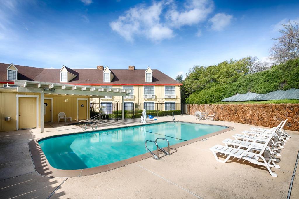 Red Lion Inn & Suites Auburn image