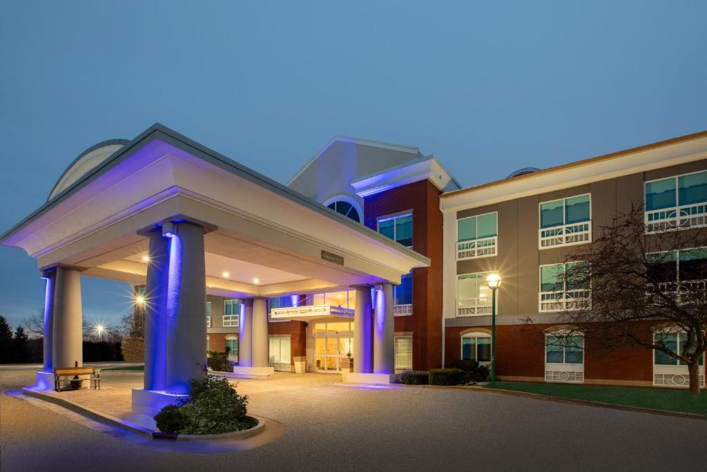 Holiday Inn Express Hotel & Suites Grand Rapids-North, an IHG Hotel image