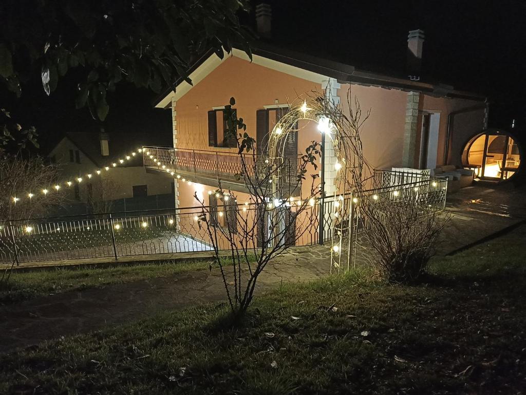 Villa Sumbilla, Modern, with sauna, heated jacuzzi near Tuscany
