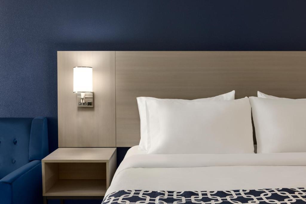 Quality Inn Lake Elsinore I-15 image