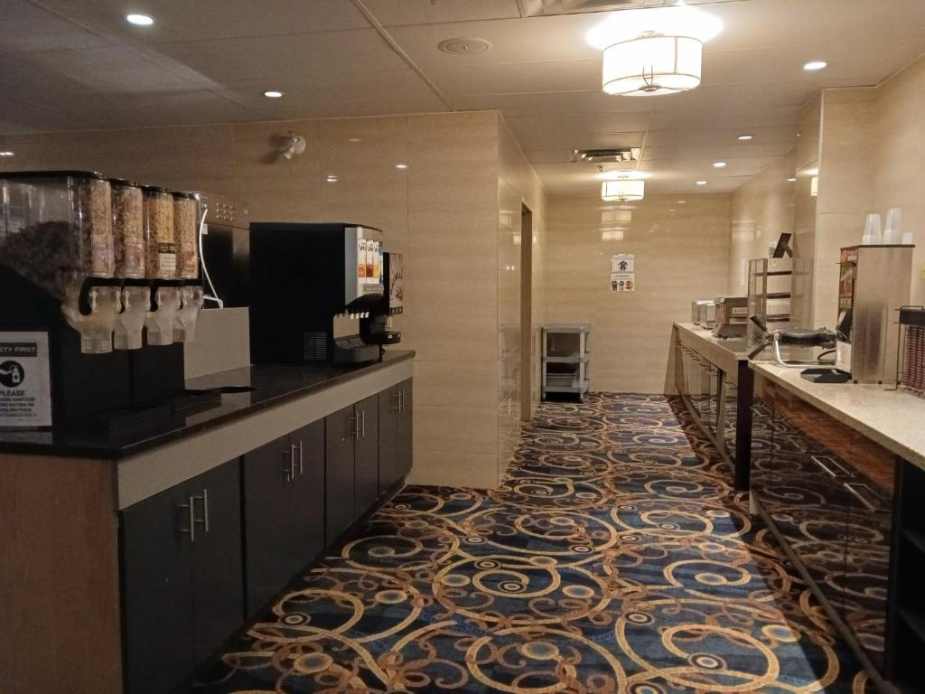 Days Inn & Suites by Wyndham Fort Saskatchewan - Tap to explore photos