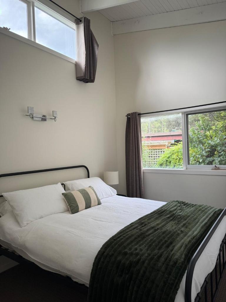 Escape to the Hills- Charming home with city views & walking distance to the 1000 steps photo 4