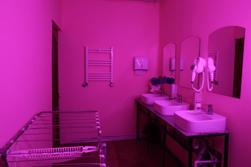 Capsula hotel - Tap to explore photos