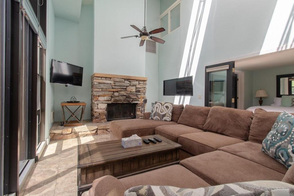 10 Guests 3BR 2BA Large Living Area & Wood Fire image