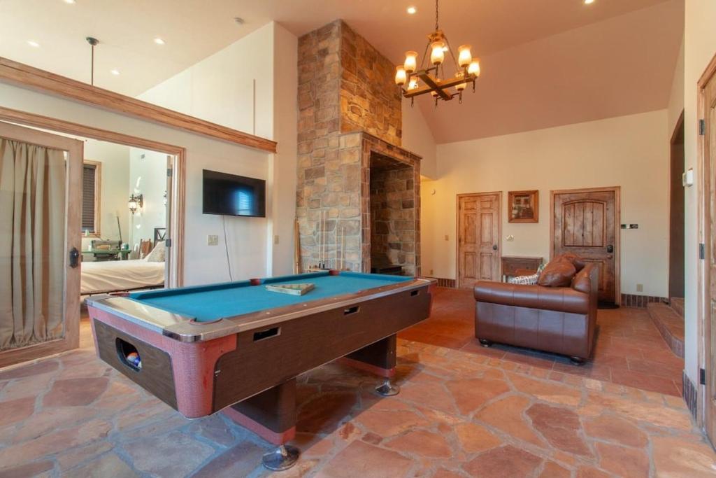 14 Guests 5BR 2BA At-Home Gym & Spacious Living image