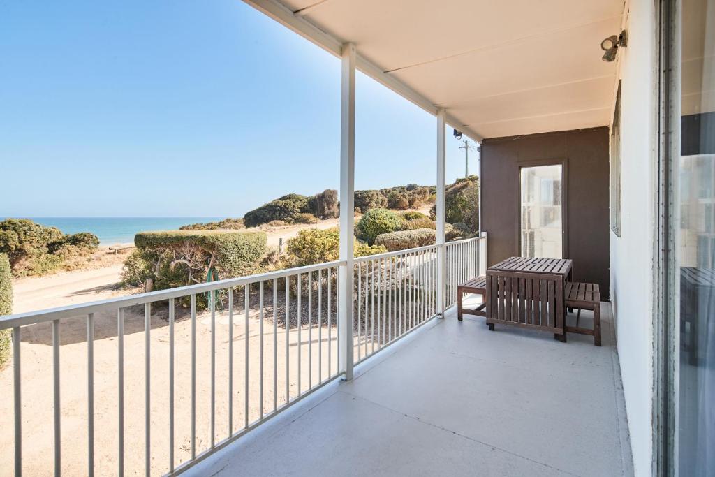 Golden Gully Beach Shack - A Relaxed Oceanfront Stay photo 2