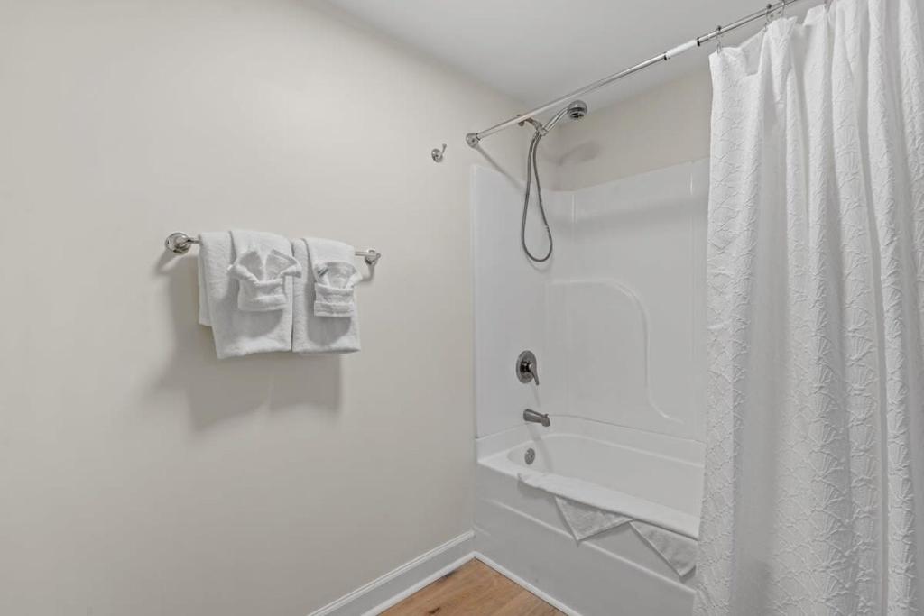 TreeHouse Lodge Walk to Beach Pet-Friendly 101 image