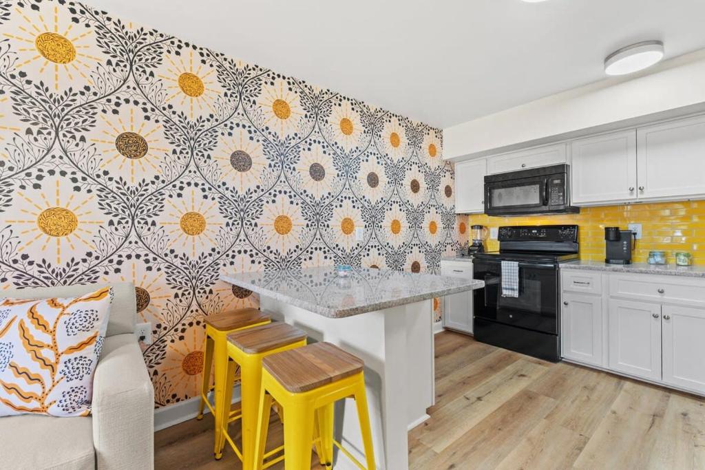 TreeHouse Lodge Walk to Beach Pet-Friendly 203 image