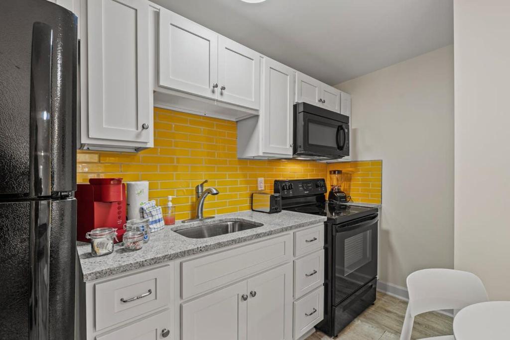 TreeHouse Lodge Walk to Beach Pet-Friendly 301 image