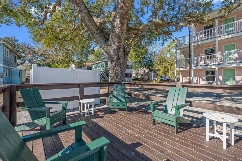 TreeHouse Lodge Walk to Beach Pet-Friendly 103 image