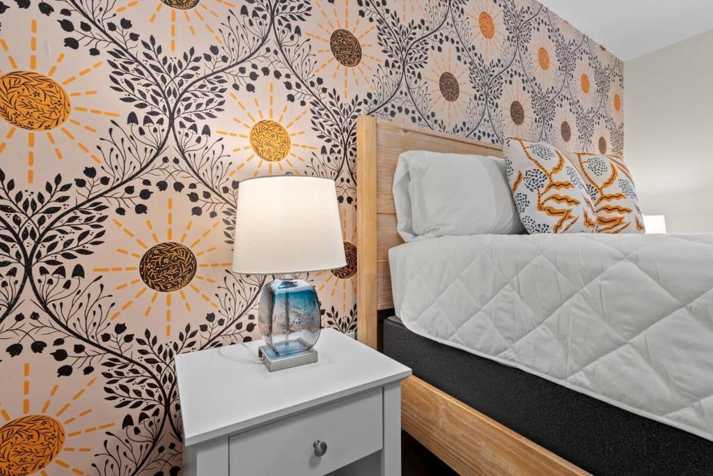 TreeHouse Lodge Walk to Beach Pet-Friendly 303 image