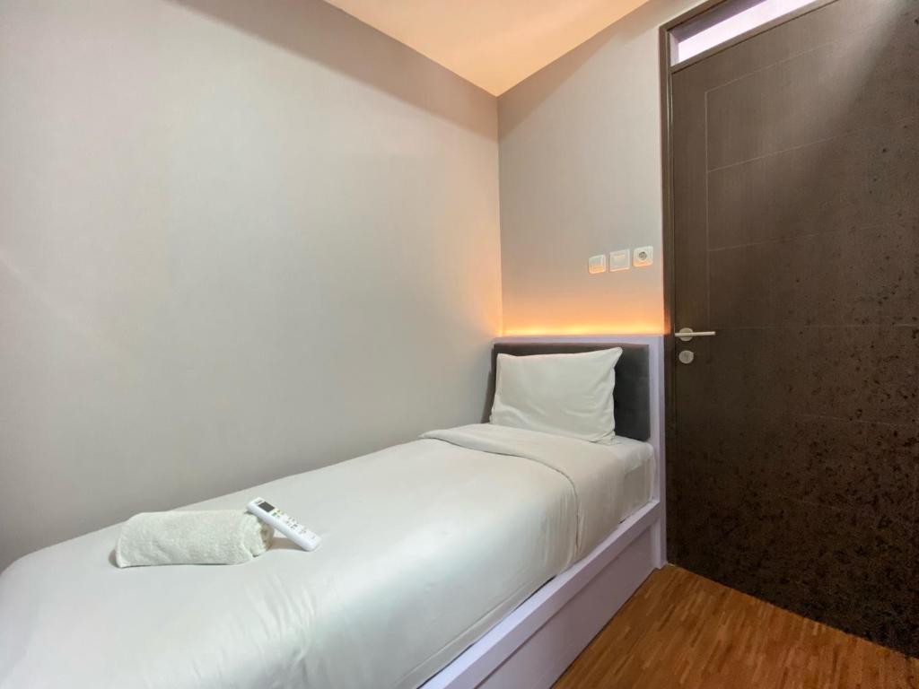 Homey 2BR Apartment at Mekarwangi Square Cibaduyut By Travelio