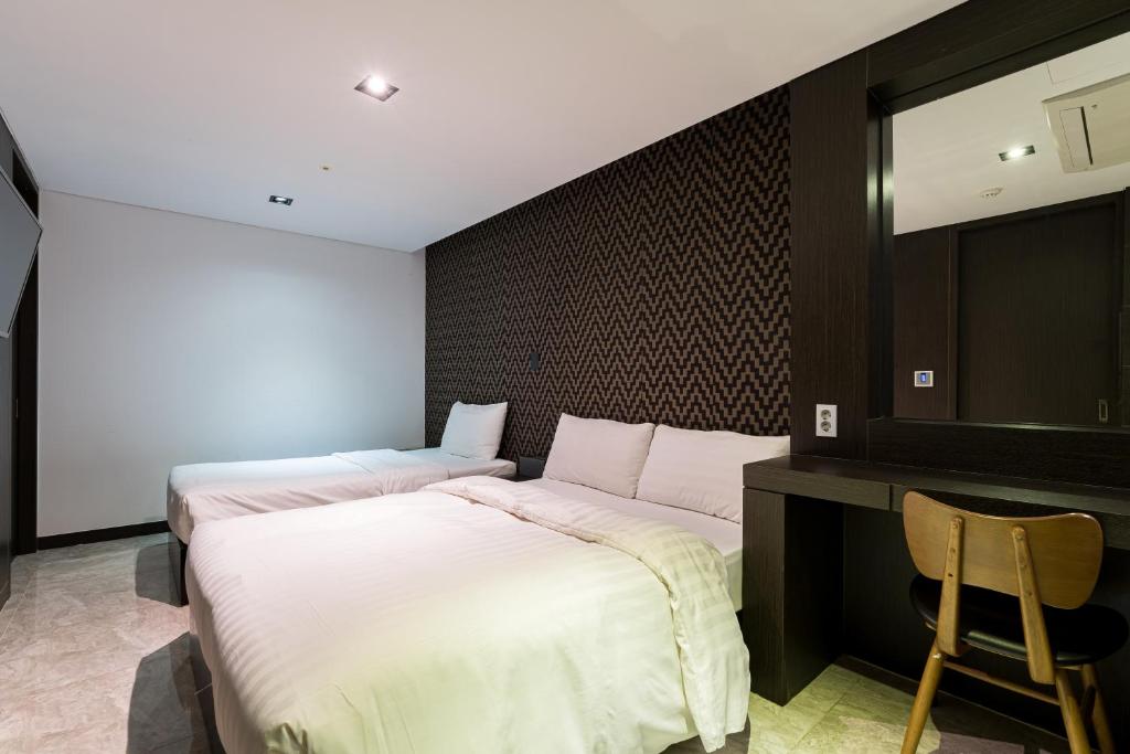 BrownDot Hotel Songdo - Tap to explore photos