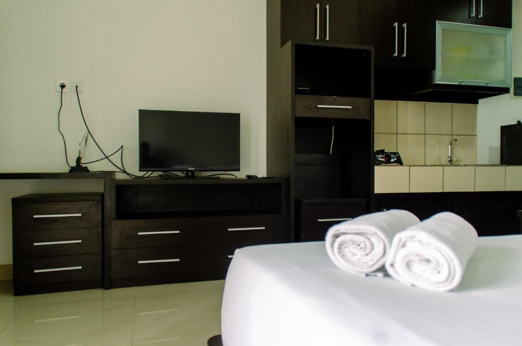 Elegant and Homey Studio at Paramount Skyline Apartment By Travelio, Tangerang