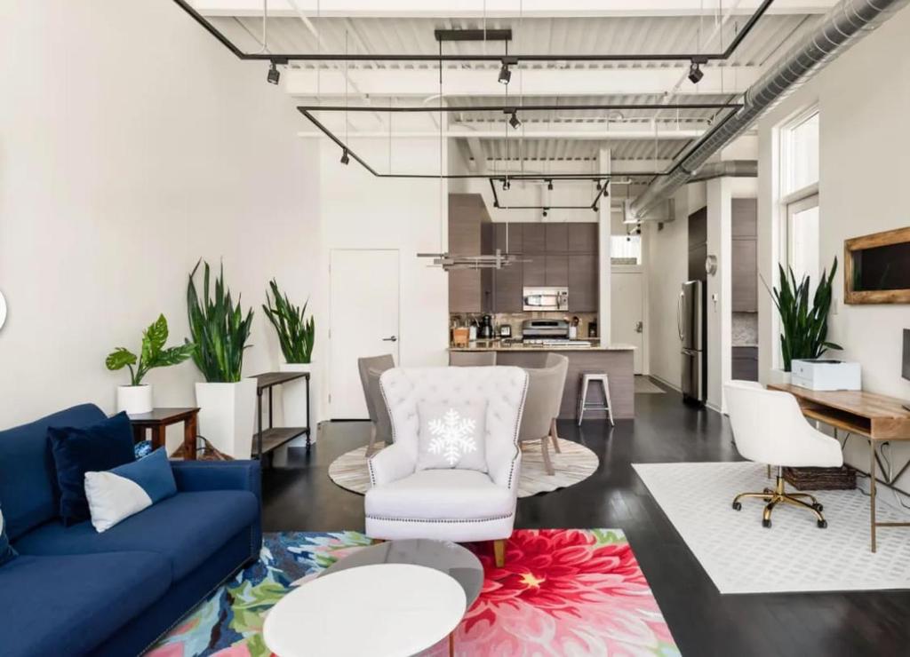Luxurious Willits Loft Getaway image