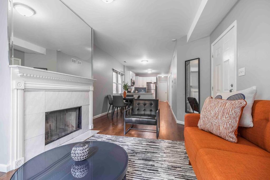Pristine Paradise Chicago 3BD 2BA Free Parking image