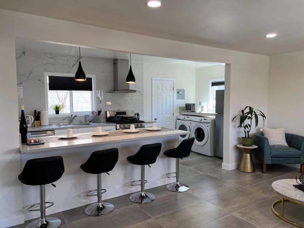 Gated remodeled 2b 2b house baldwin park image