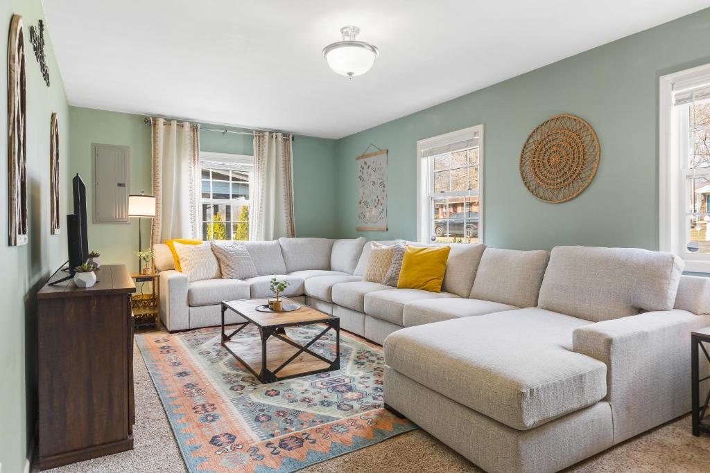 Big Cozy House 3 mi to Downtown with Outdoor Fire Pit - Tap to explore photos