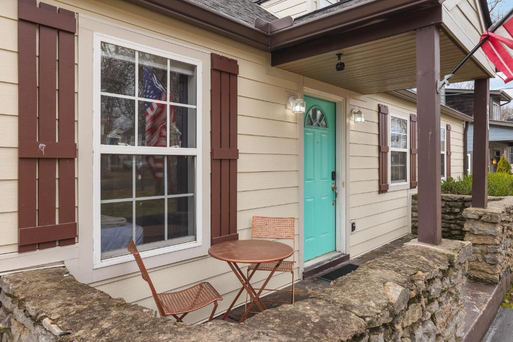 Big Cozy House 3 mi to Downtown with Outdoor Fire Pit