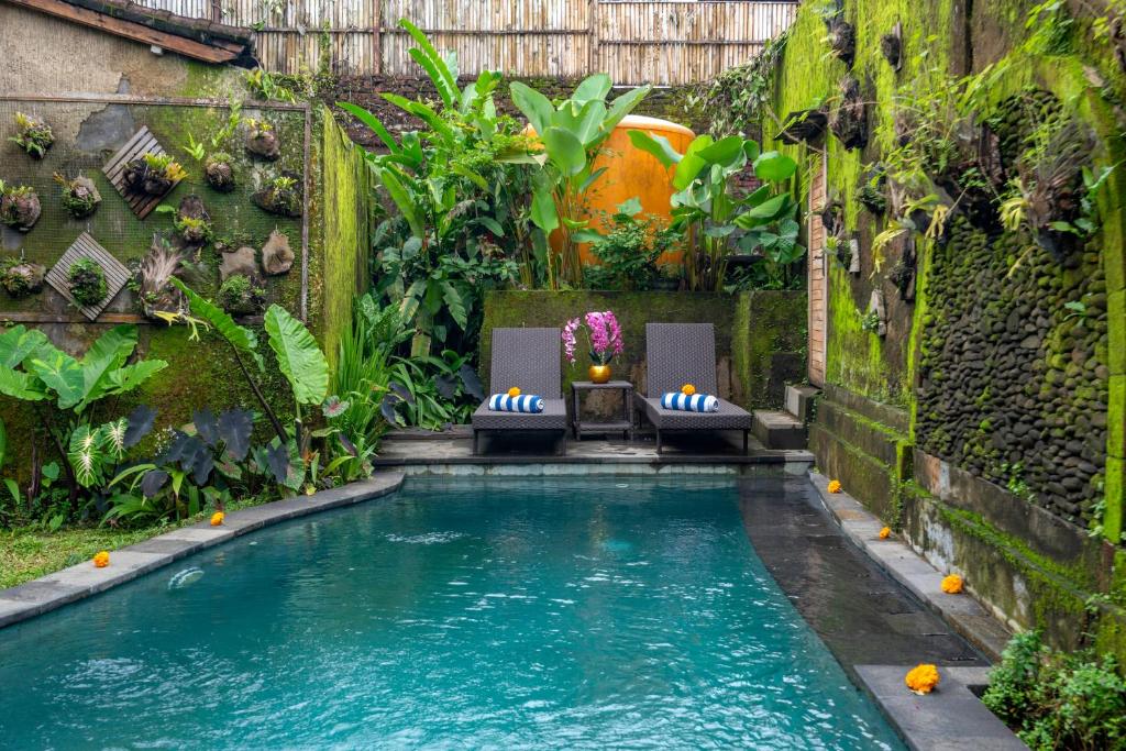The Alus Cottage and Villa - Tap to explore photos