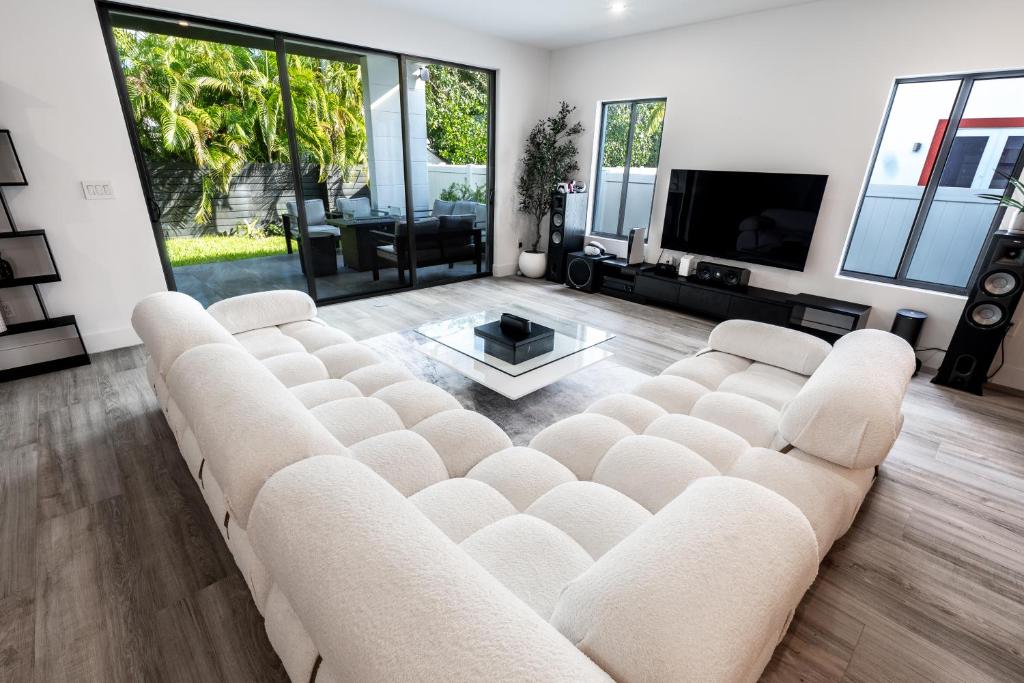 New Construction, Built-in BBQ, 3 miles to Beaches image