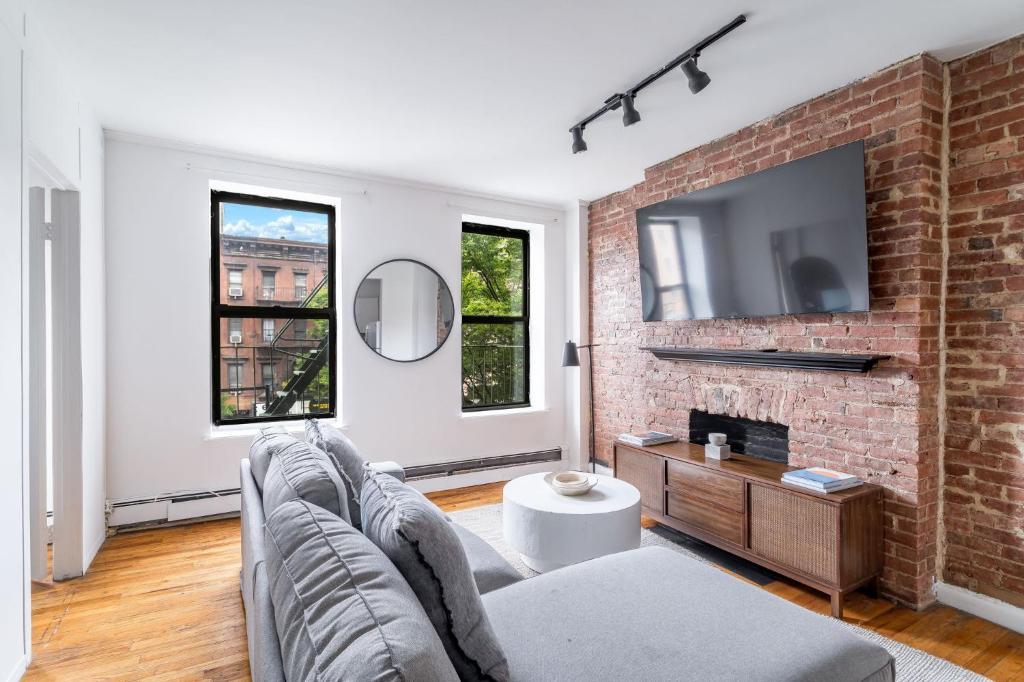 Central and Cozy 3BR 1BA Escape in Hells Kitchen Close to Times Square image