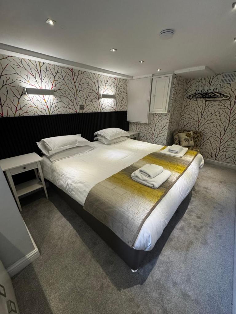 Garden Mews - 2 double bedrooms - Harrogate Holiday Apartments - Tap to explore photos