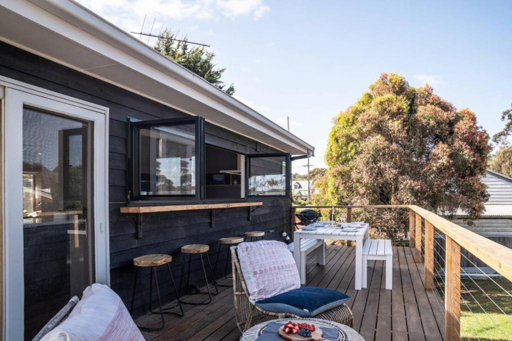 Sunlit Deck Game Room, Bar Window and Beach - 3min