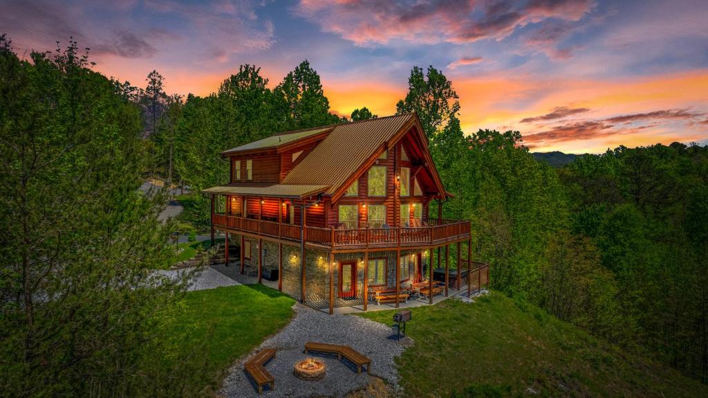 Ridge View Lodge Nature and Mountain View Hot tub Firepit Yard Games image