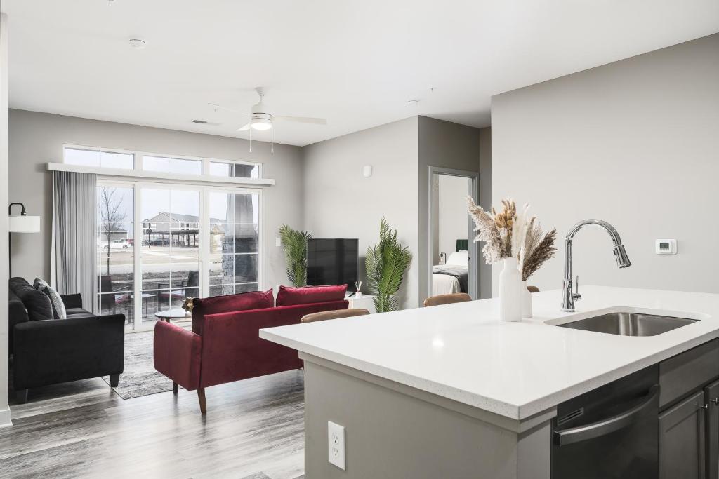 Luxe Escape Near DT Indy image