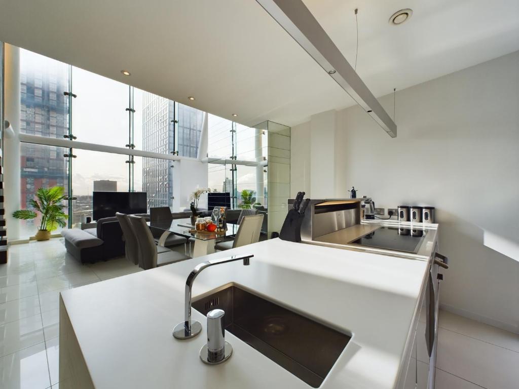 Skyline Views 3BR Duplex - Pool, Gym & Parking - Tap to explore photos