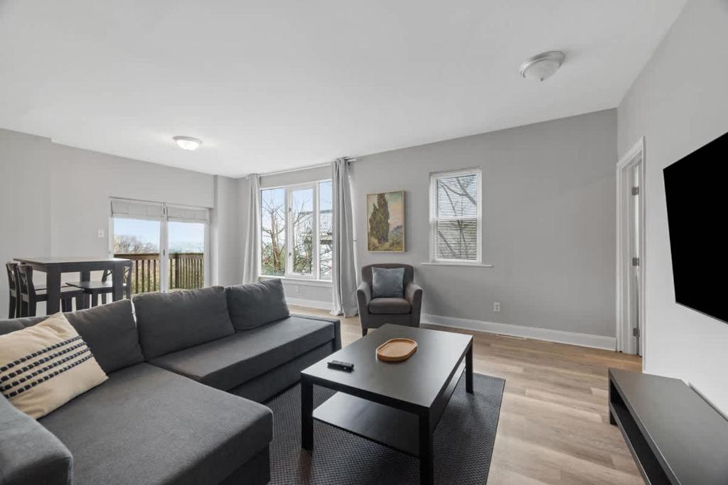 Mt Washington 1 Bed - City Views from Private Deck image