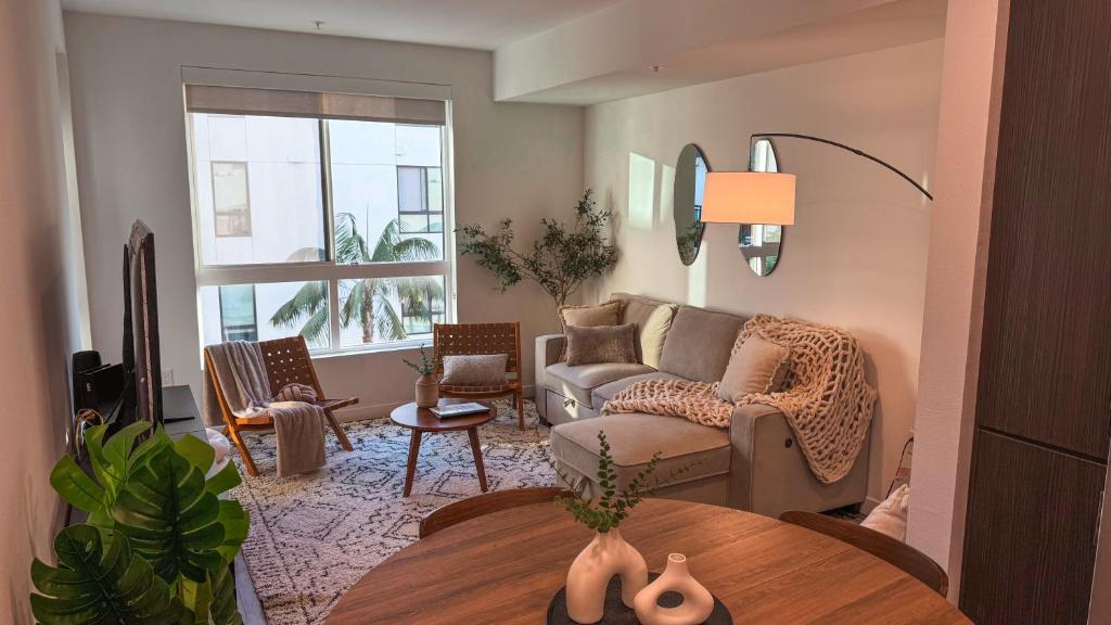 Luxury 1BDR centrally located in Hollywood image