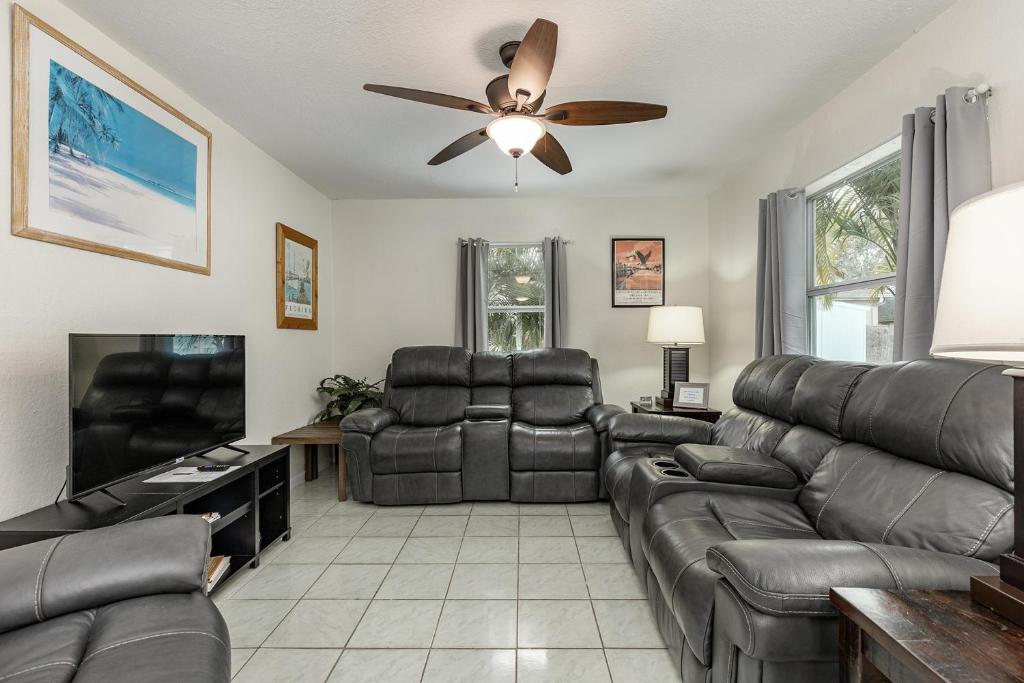 Close to Clearwater Beach and Honeymoon Island! image