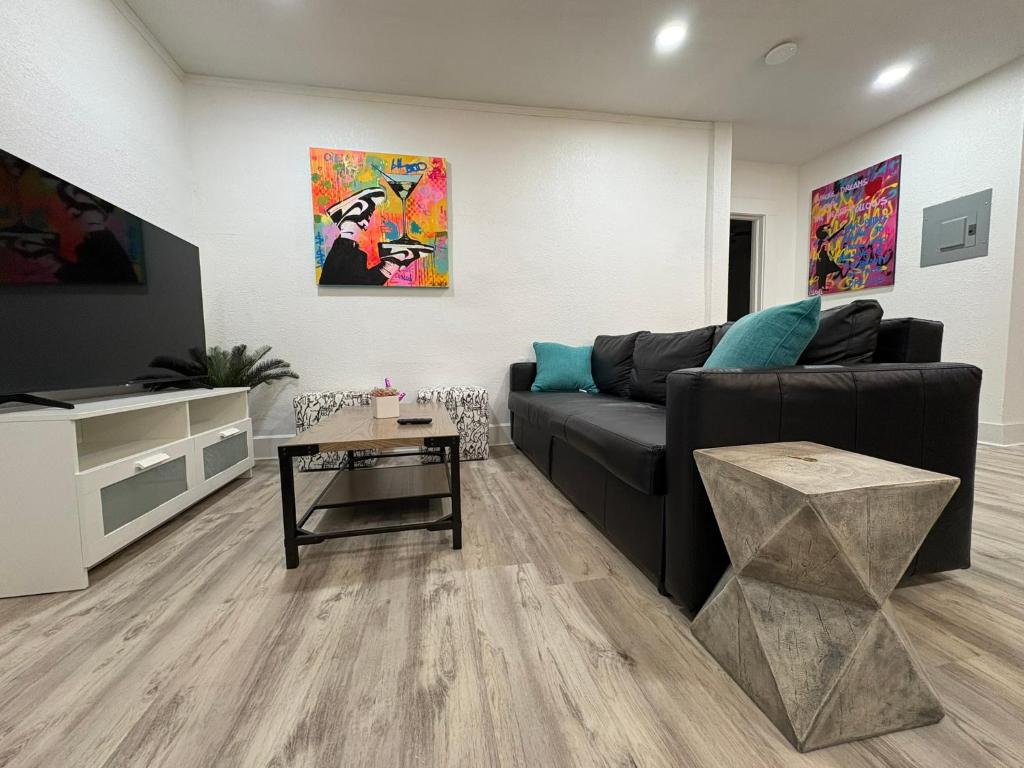 Private Bungalow Downtown Oasis image