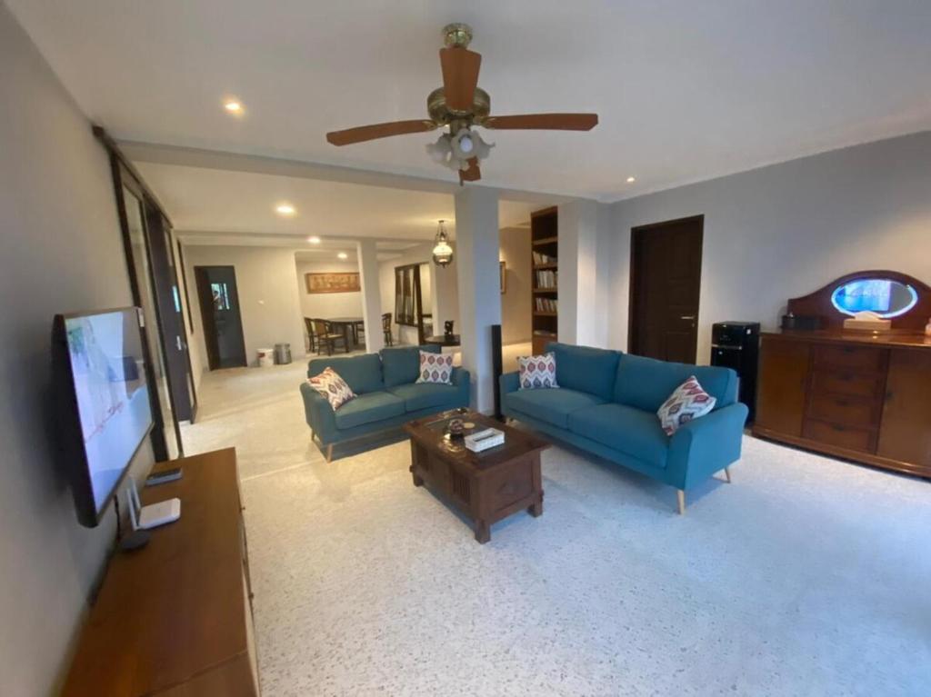 Villa Alleira Bandung - Mountain View, Gym, BBQ dengan Firepit, Wifi photo 2