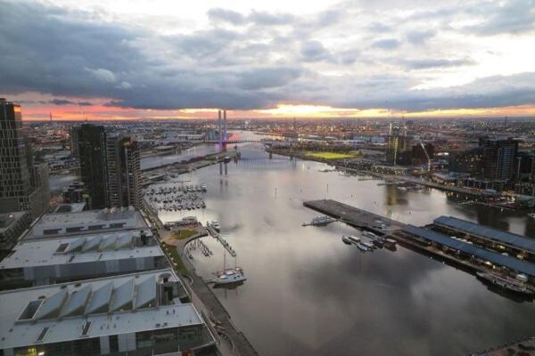 Premium 2-Bedroom Apartment with Harbour Views