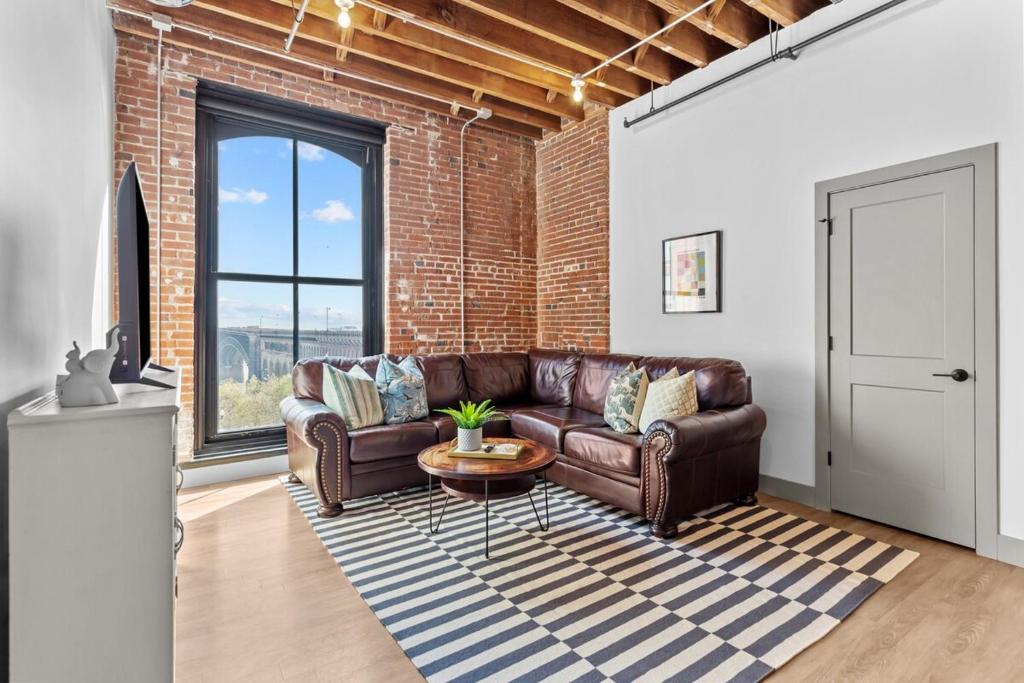 Stay in Style! Stunning River View - King Bed image