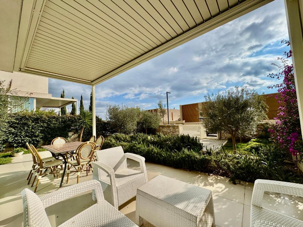 The Olive Retreat Villa, Green Coast photo 2