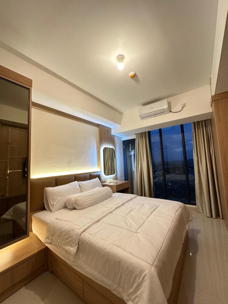 Pollux Habibie Apartment - 1617 Free Wifi & Netflix, Pool & City View photo 3