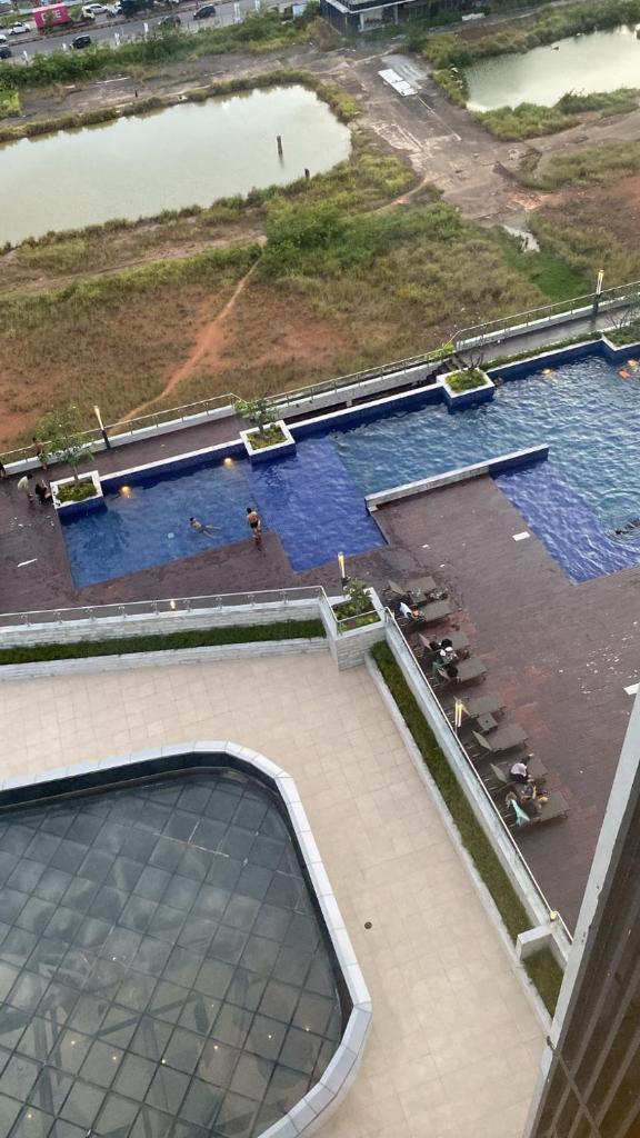 Pollux Habibie Apartment - 1617 Free Wifi & Netflix, Pool & City View photo 4