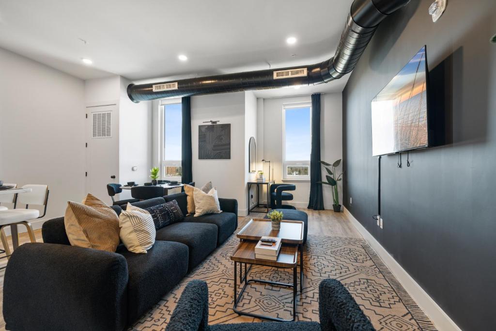 2BR, King Bd, Free Prkn, Gym, NYC View, 8min Train image