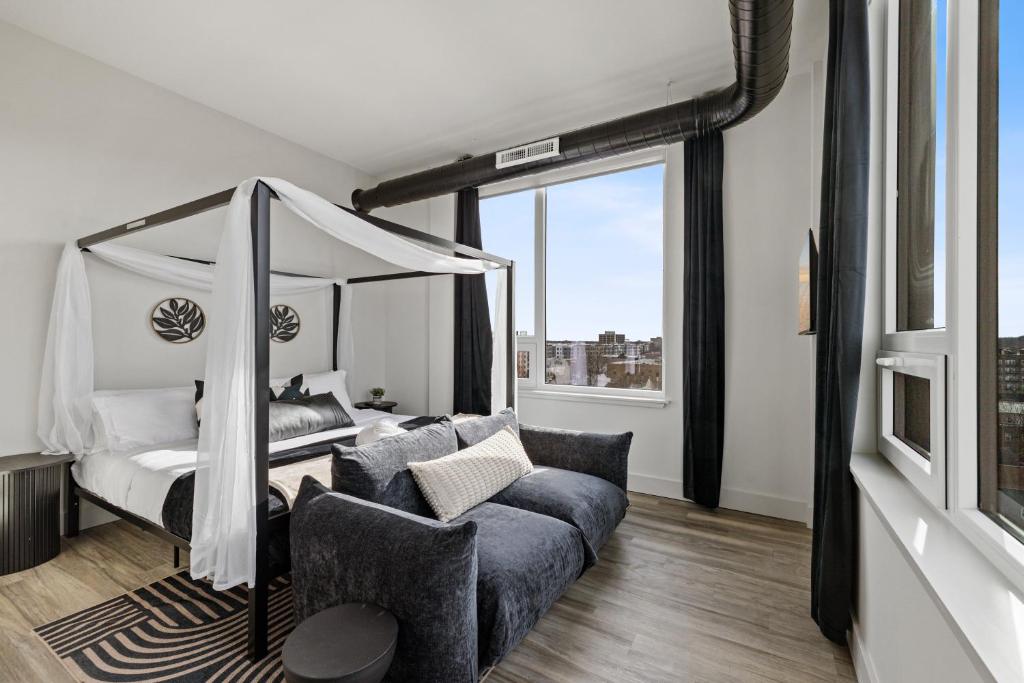 Upscale Views 2br Free Parkn, Walk 2 Train, 2bath image