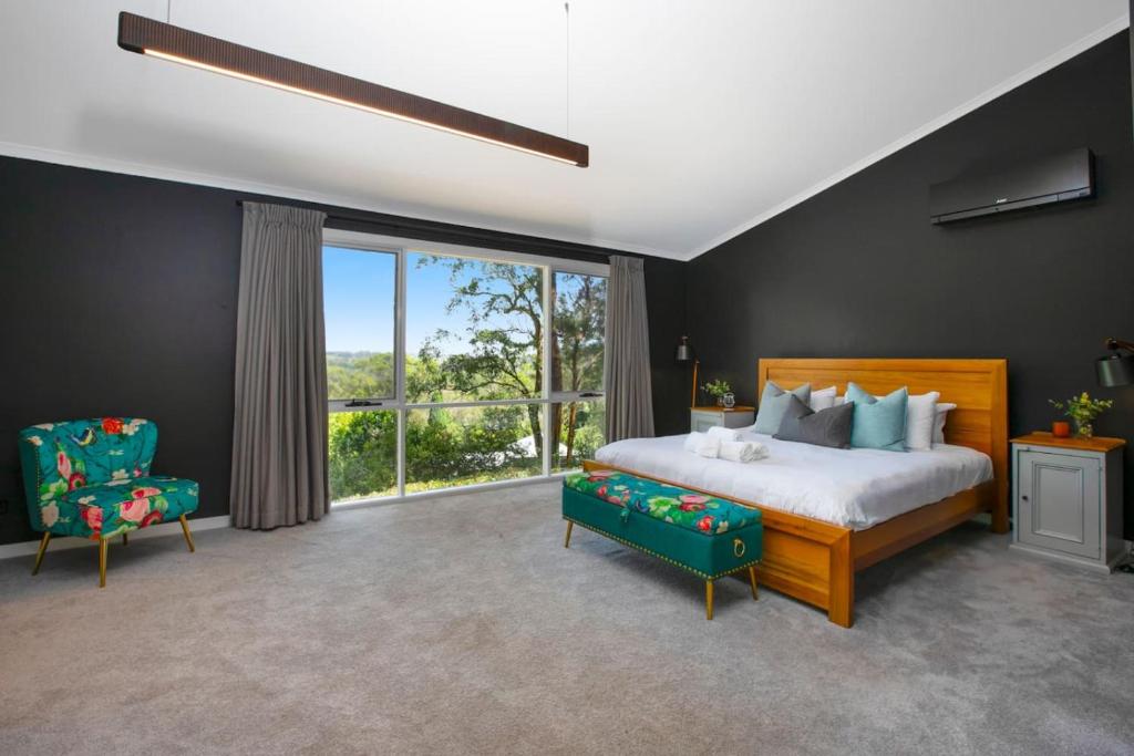 Extraordinary Country Retreat with Beautiful Views photo 2