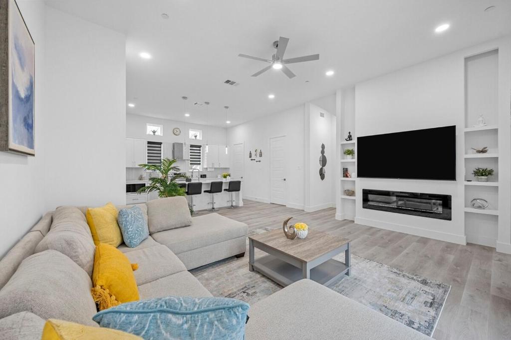 BRs w Ensuite Baths l Pet-Friendly l Central Loc image