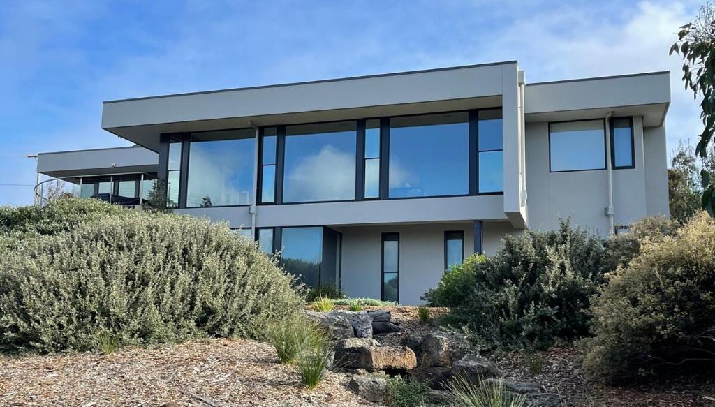 Luxury 4-BDR beach house 150 metres to Fairhaven Beach