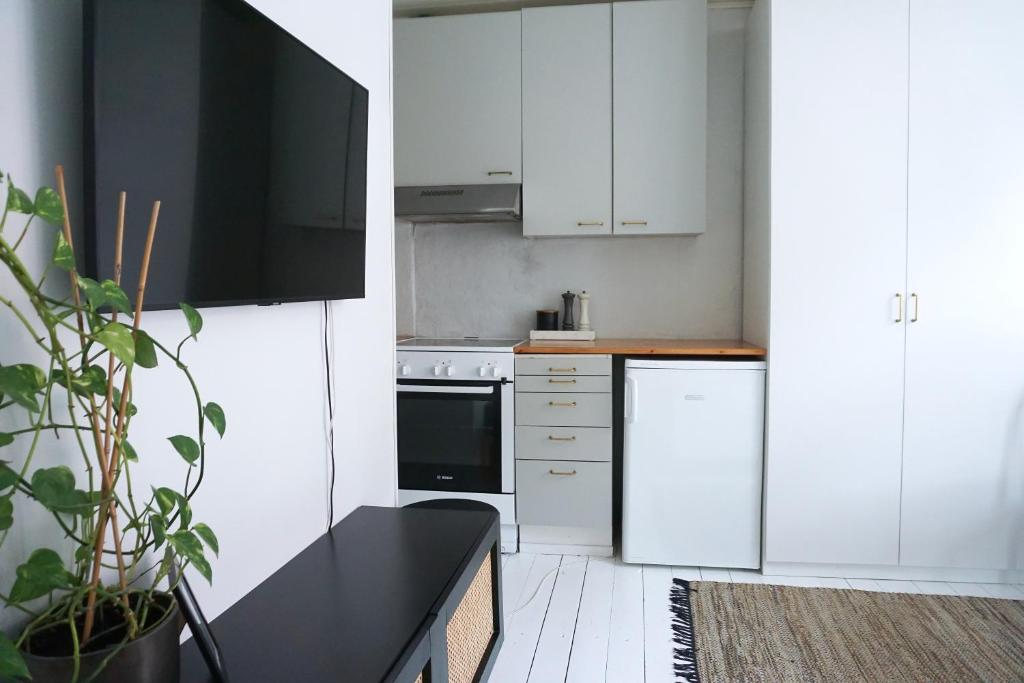 Wooden house studio with shared garden - Tap to explore photos