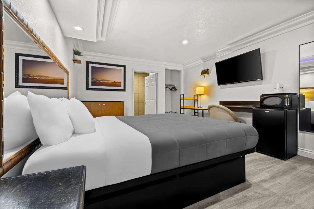 Rodeway Inn Santa Ana - Garden Grove - Tap to explore photos